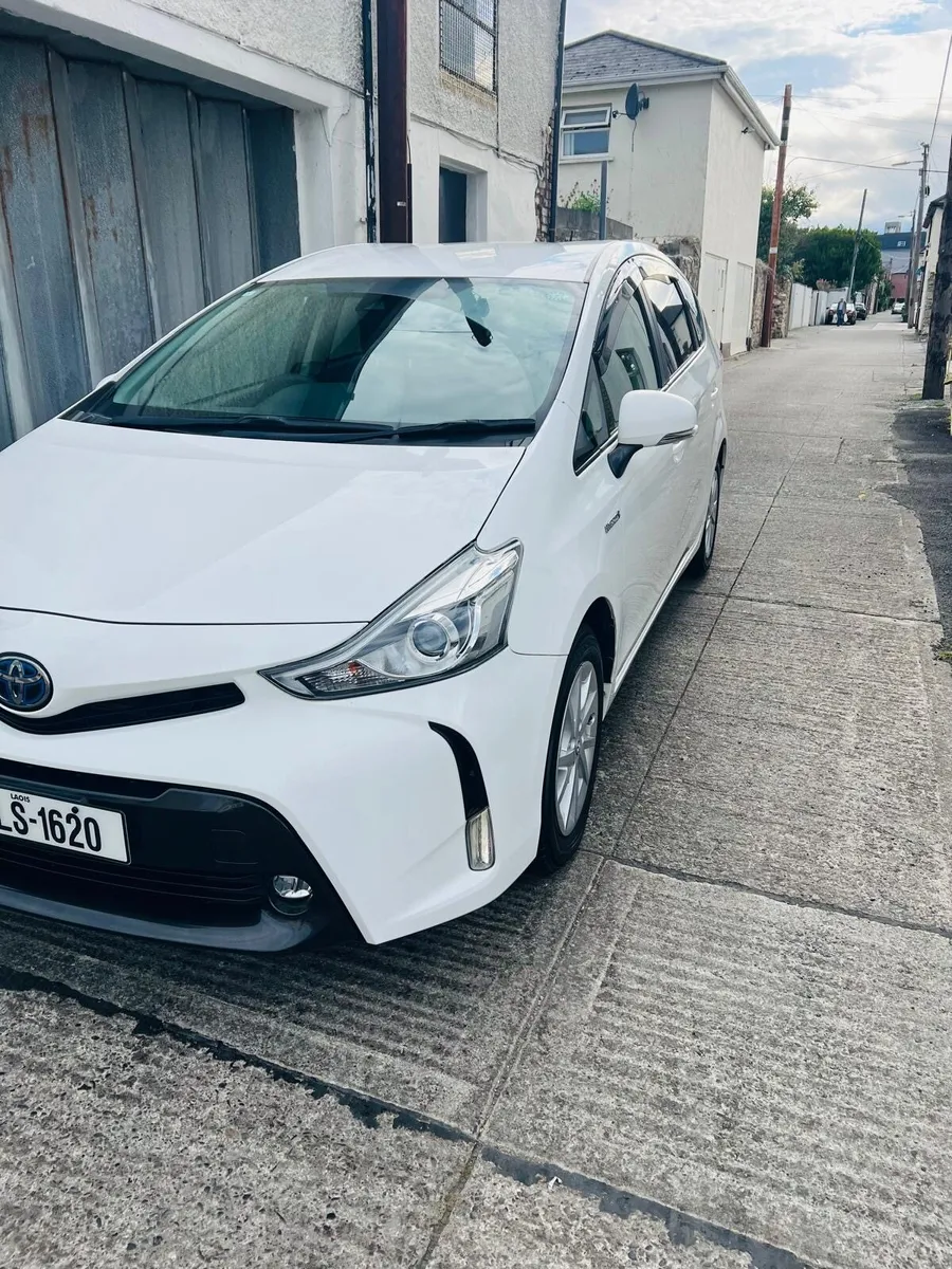 Toyota Prius Alpha - Image 1