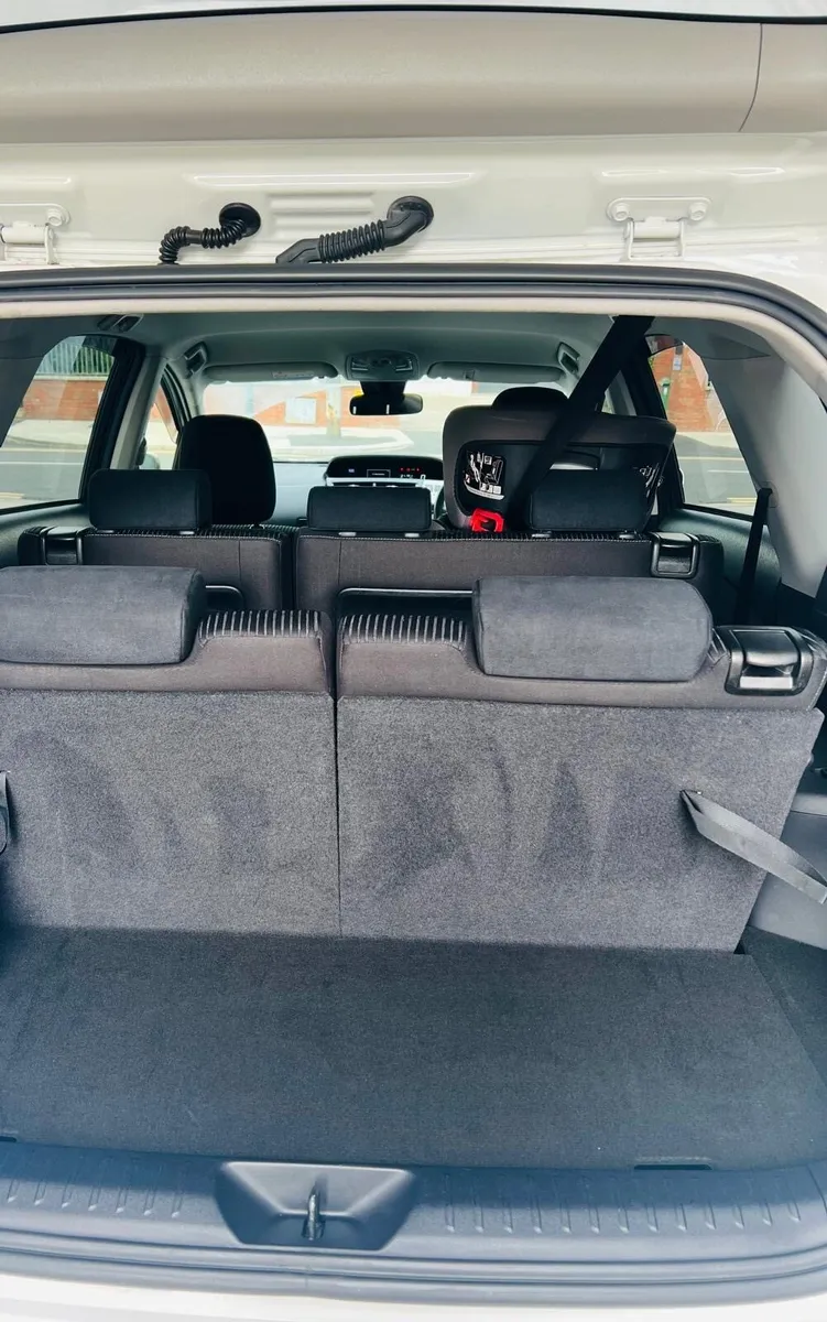 Toyota Prius Alpha - Image 4