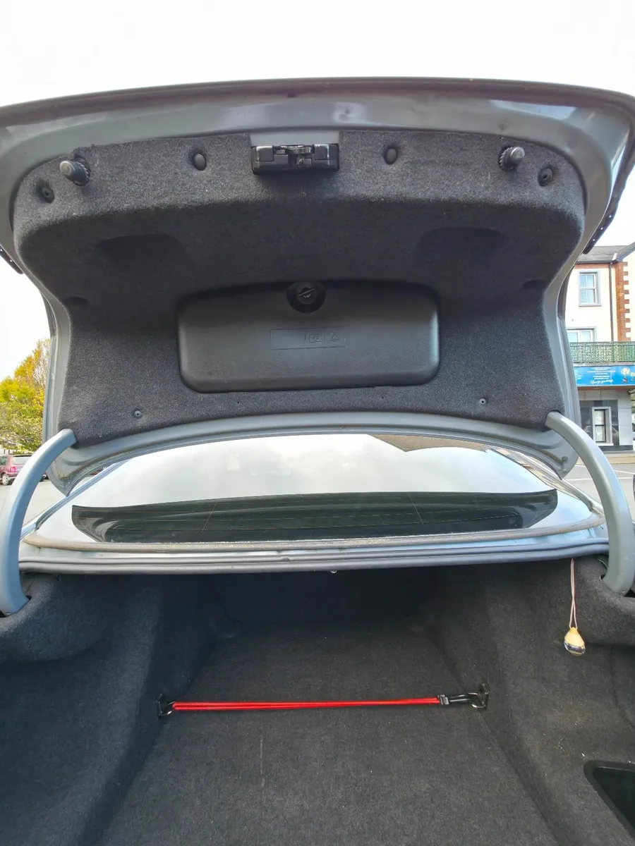 BMW 5-Series 2010 - Image 4