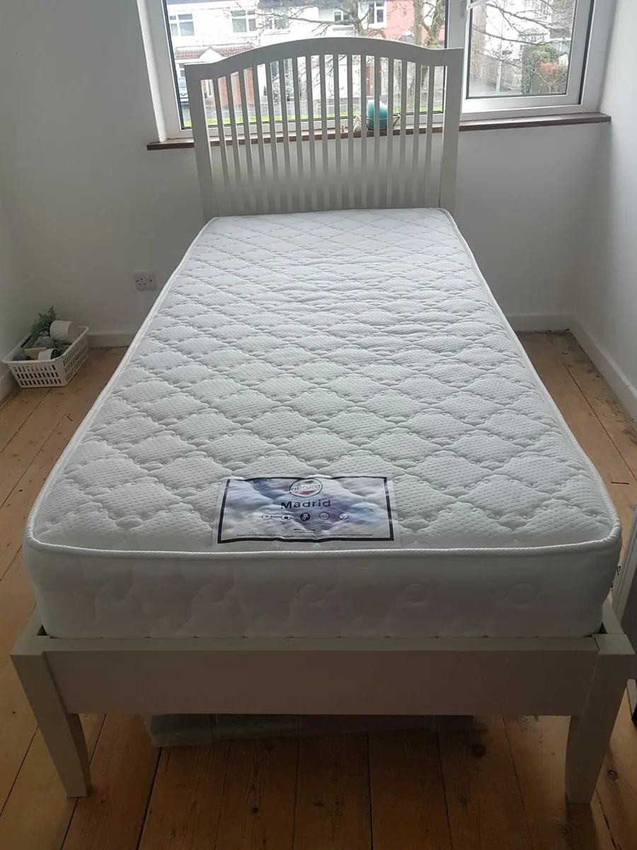 Single bed - Image 2