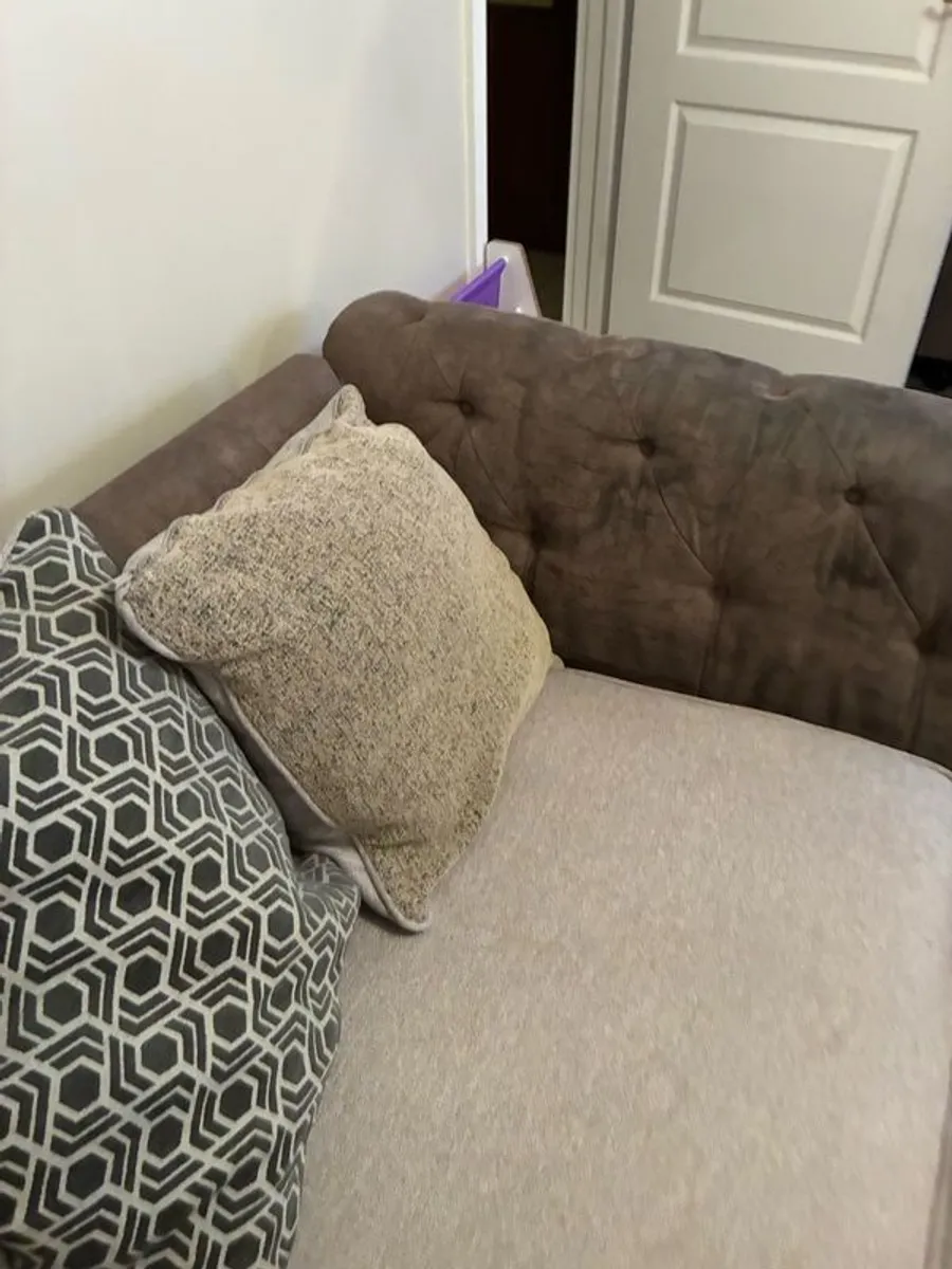 3 + 2 seater sofa in good condition no rips or tears - Image 4