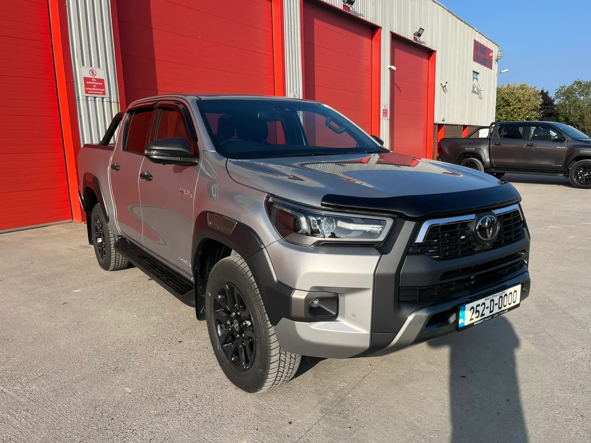 2025 Toyota Hilux  Invicible X Auto Double Cab - Image 3