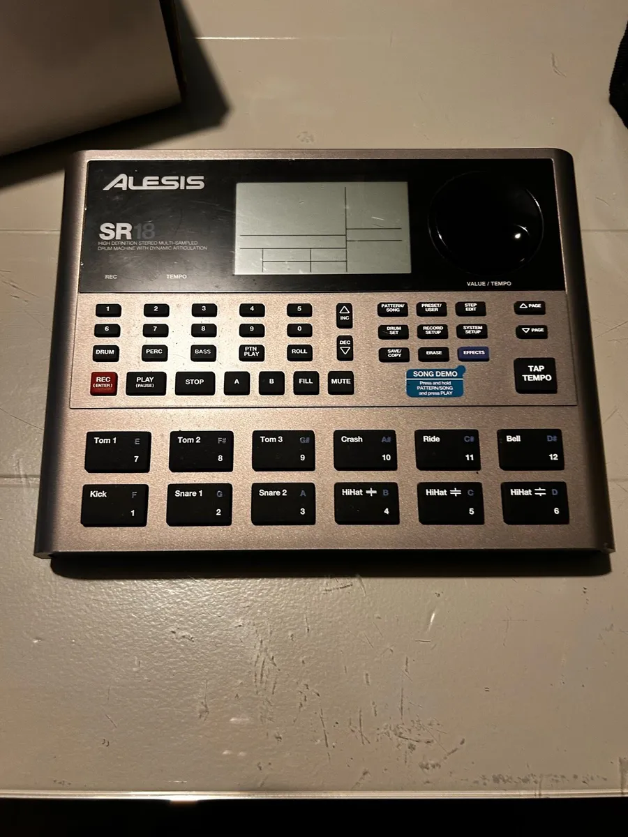 ALESIS SR 18 - Image 1
