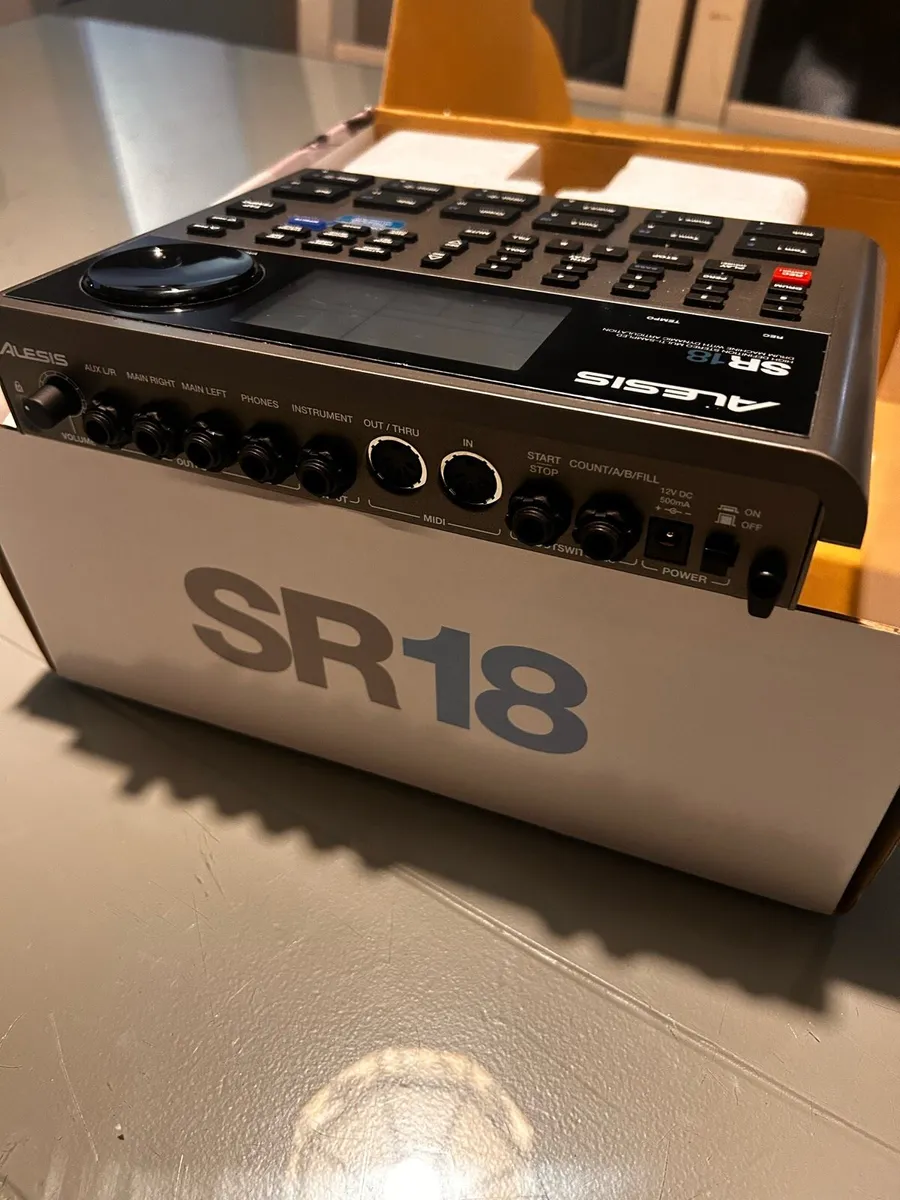 ALESIS SR 18 - Image 2