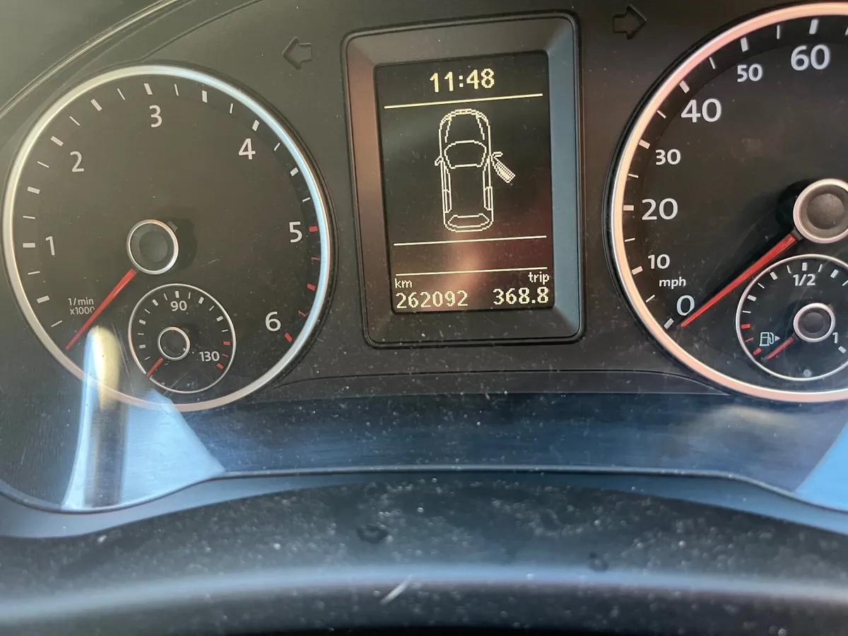 Volkswagen Tiguan 2011 - Image 2