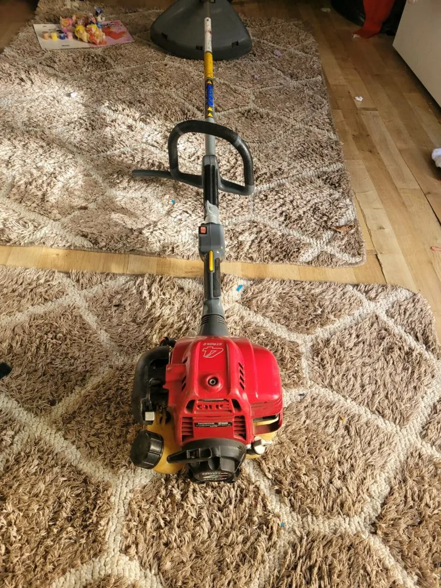 Honda 4 stroke strimmer - Image 1