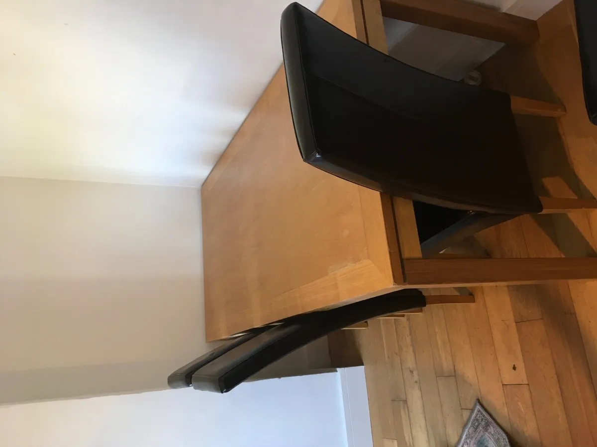 Table and chairs - Image 1