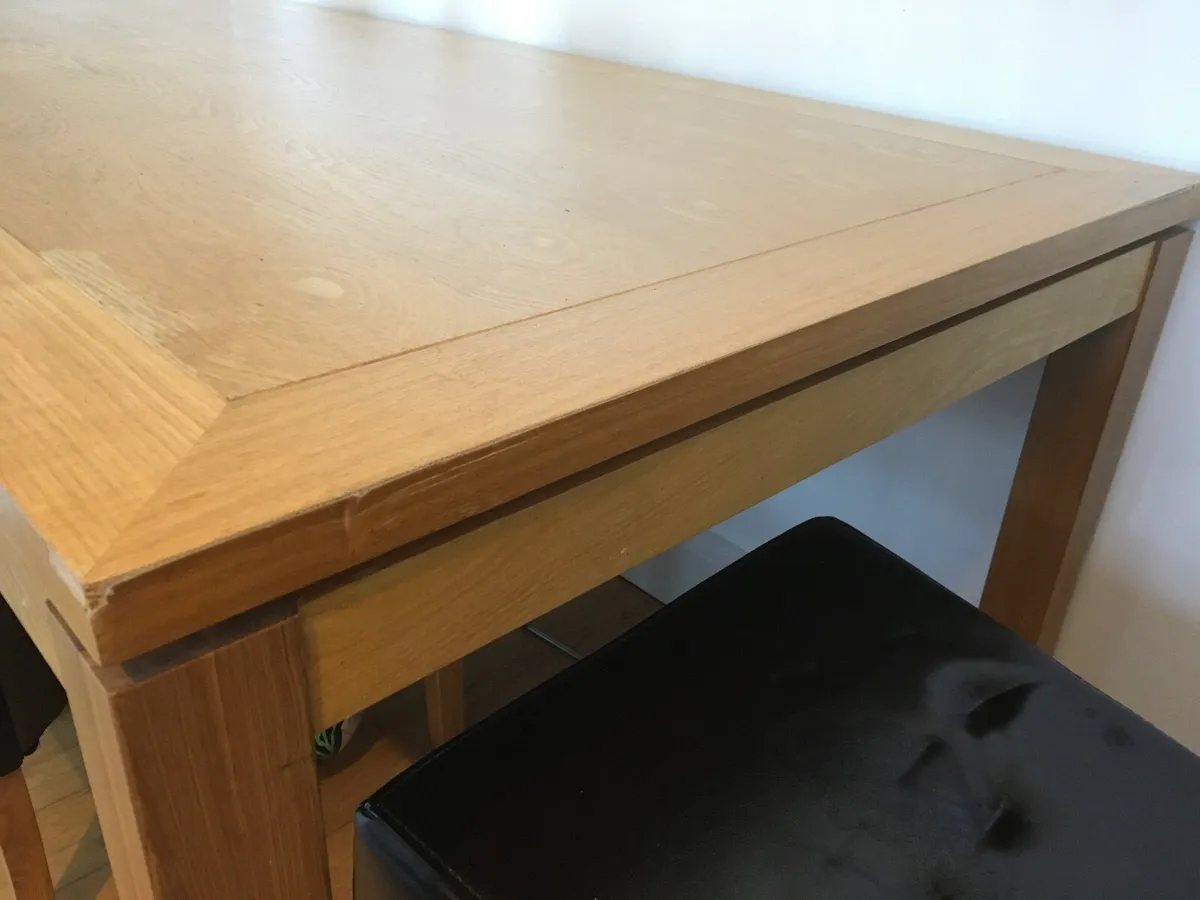 Table and chairs - Image 3