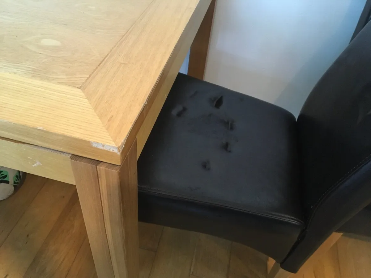 Table and chairs - Image 4