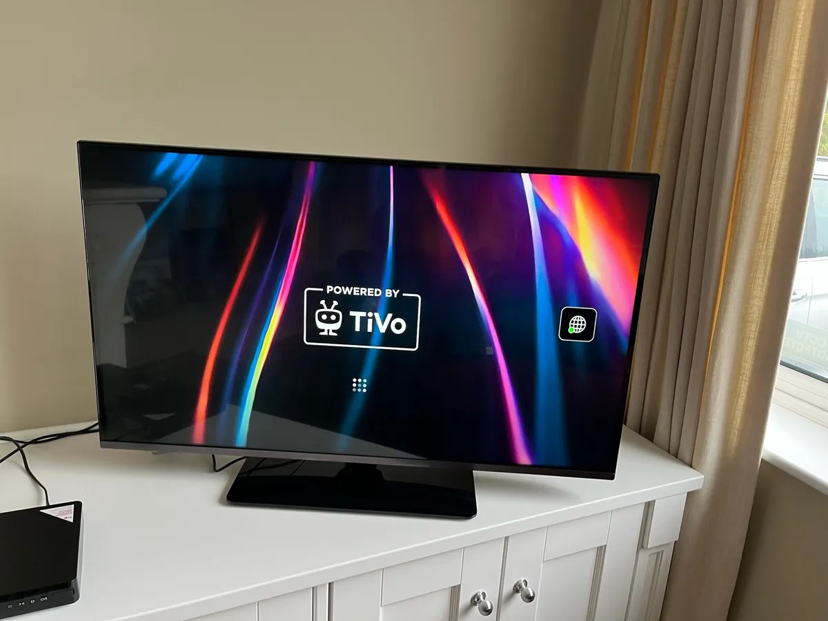 43” WALKER SMART TV BRAND NEW WITH THE BOX - Image 2