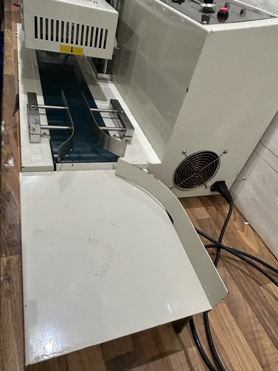 LGYF‑1500A‑I induction sealing machine - Image 1