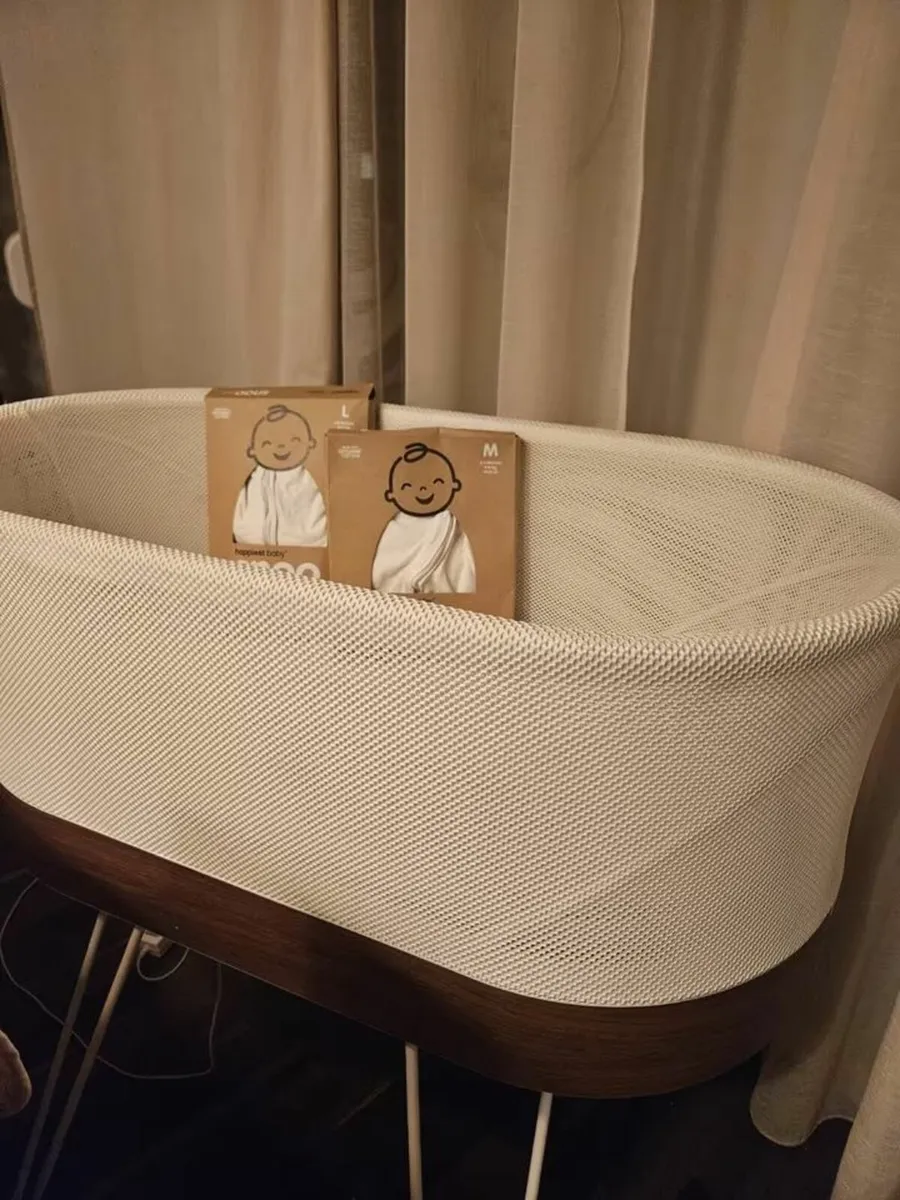 Baby Bassinet with 2 SNOO Sacks gently used - Image 3