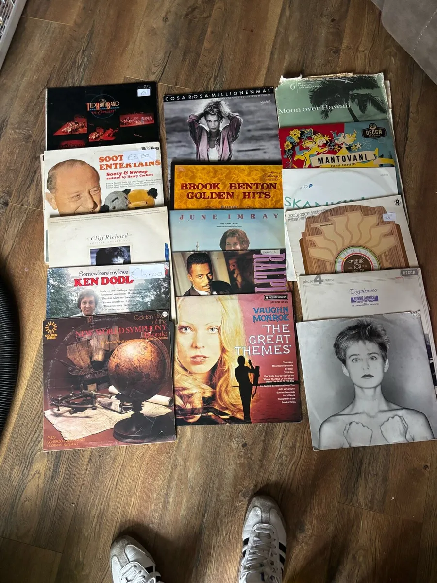 Vinyl discs records roughly 170 in total - Image 1