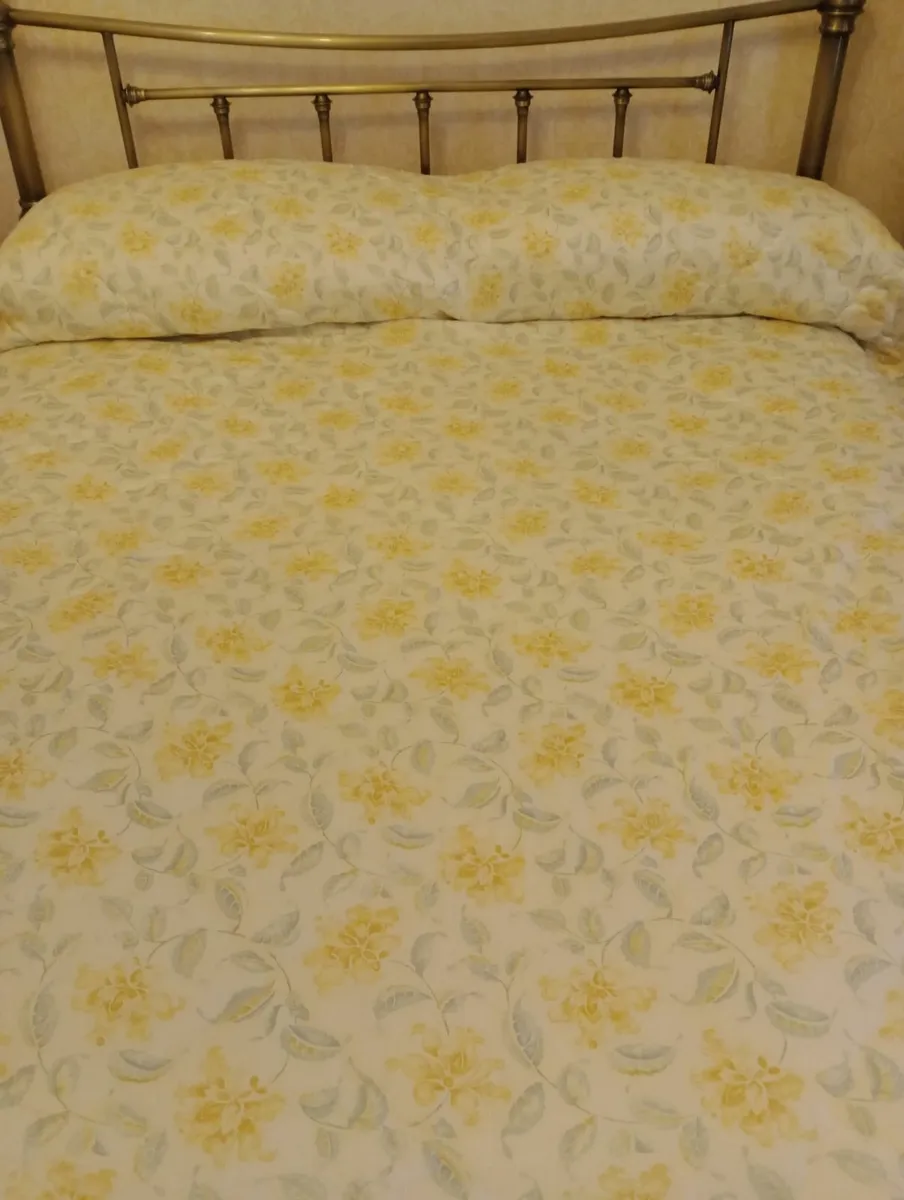 Beautiful bedspread and matching curtains . - Image 1