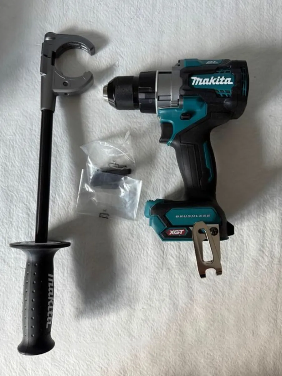 Makita 40V Cordless Drill and Angle Grinder Set - Image 2