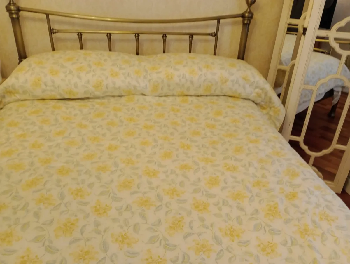 Beautiful bedspread and matching curtains . - Image 2