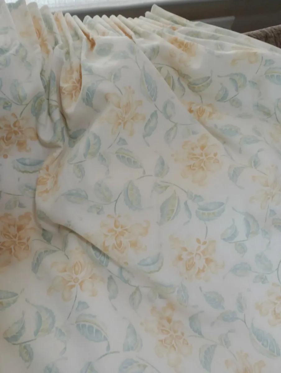 Beautiful bedspread and matching curtains . - Image 3