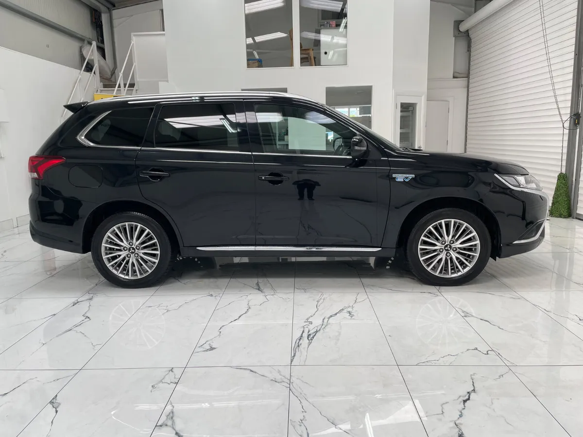 Mitsubishi Outlander 2021 - Image 2