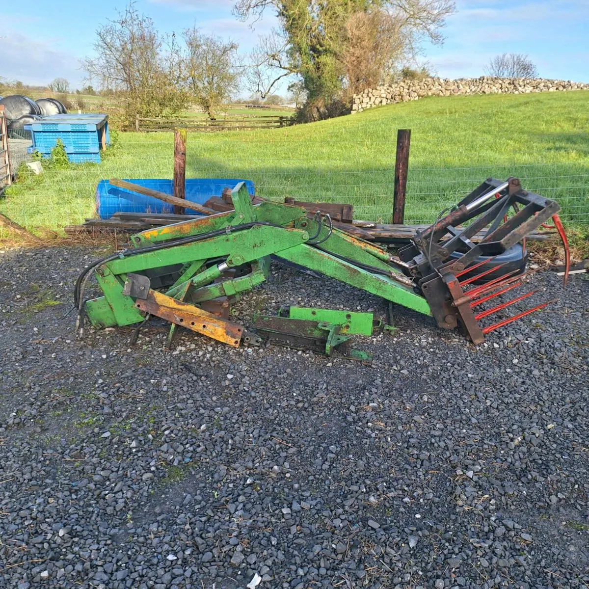 Tractor front loader with grab - Image 1
