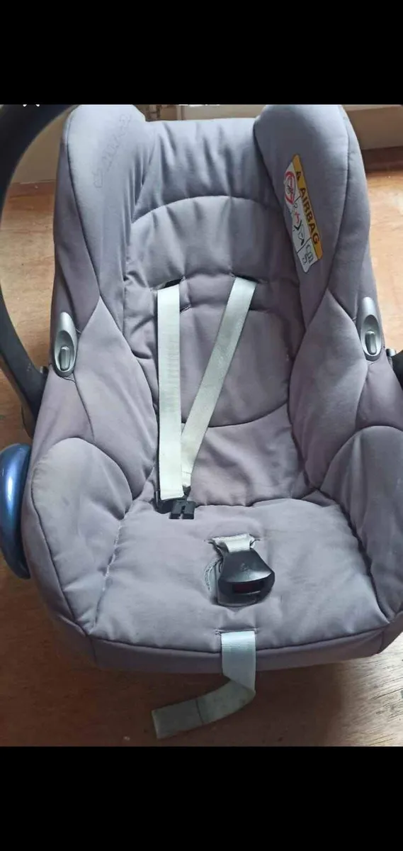 maxi cosi car seat with isofix base - Image 1