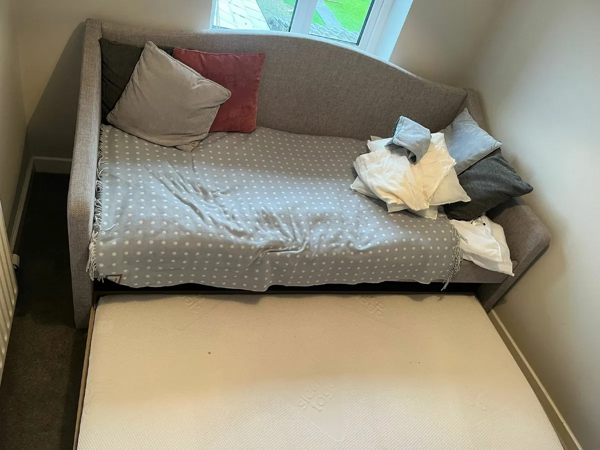 Perfect condition! Day bed- single bed underneath - Image 1