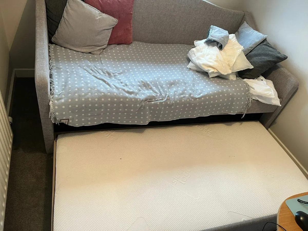 Perfect condition! Day bed- single bed underneath - Image 2