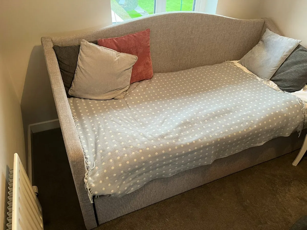 Perfect condition! Day bed- single bed underneath - Image 3