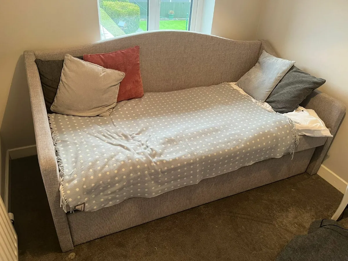 Perfect condition! Day bed- single bed underneath - Image 4