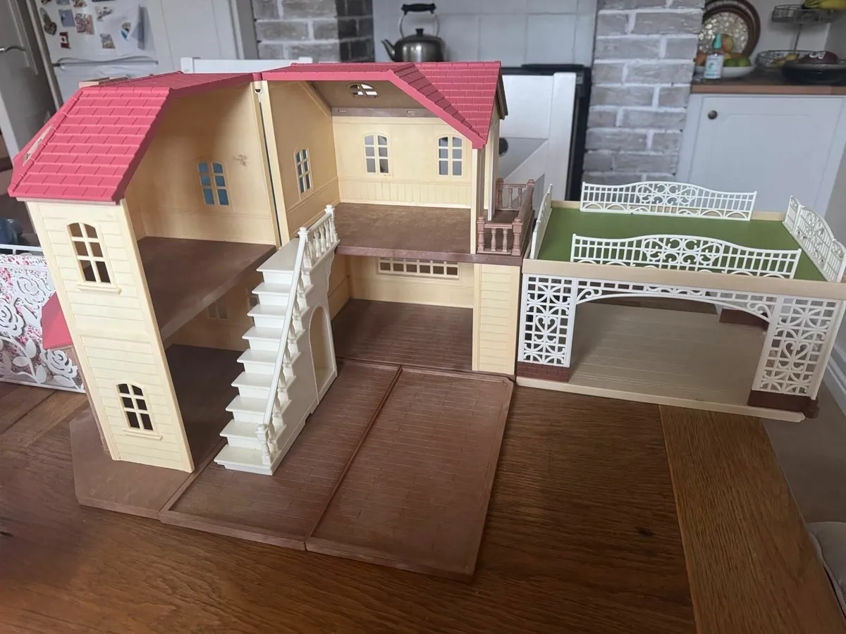 Sylvanian Families - Red Roof House & Garage - Image 1