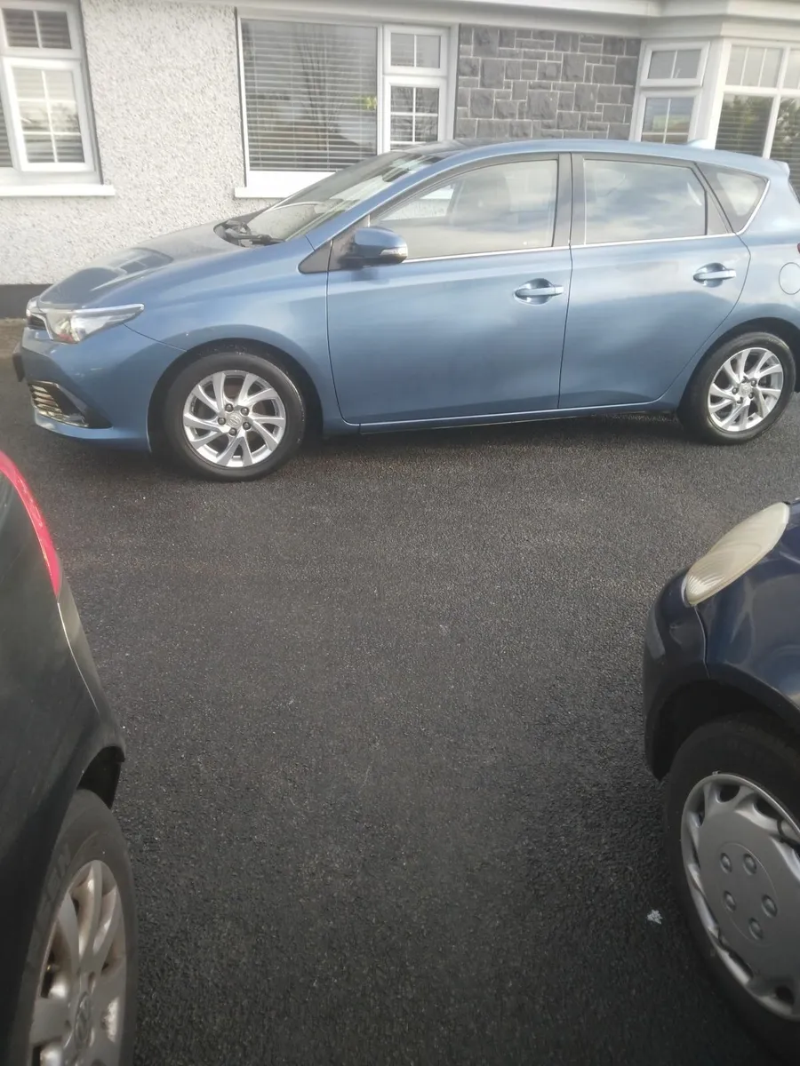 Toyota Auris 2017 - Image 2