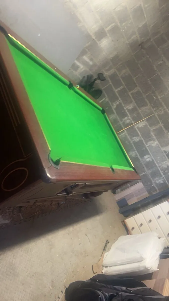 Pool table - Image 1