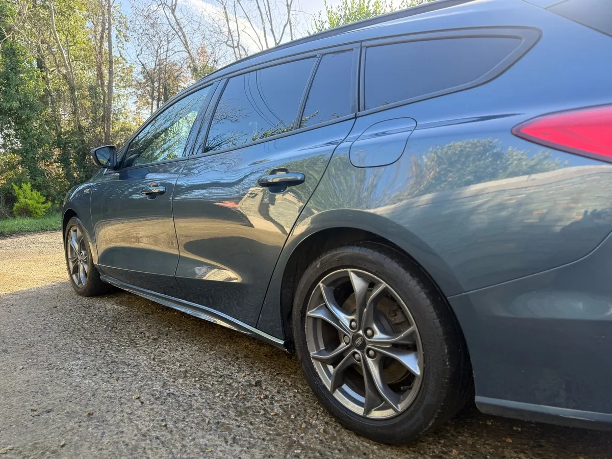 2021 Ford Focus ST Line - Image 3