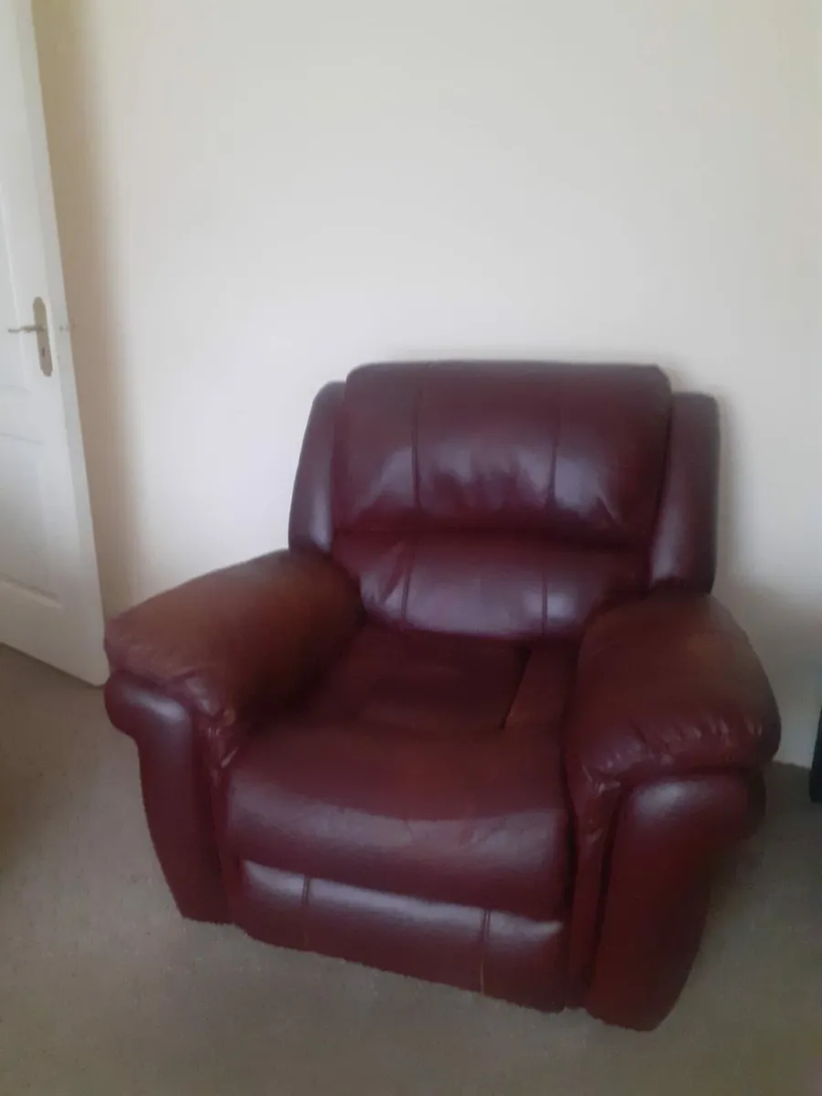 2 +1 Leather oxblood sofa - Image 2