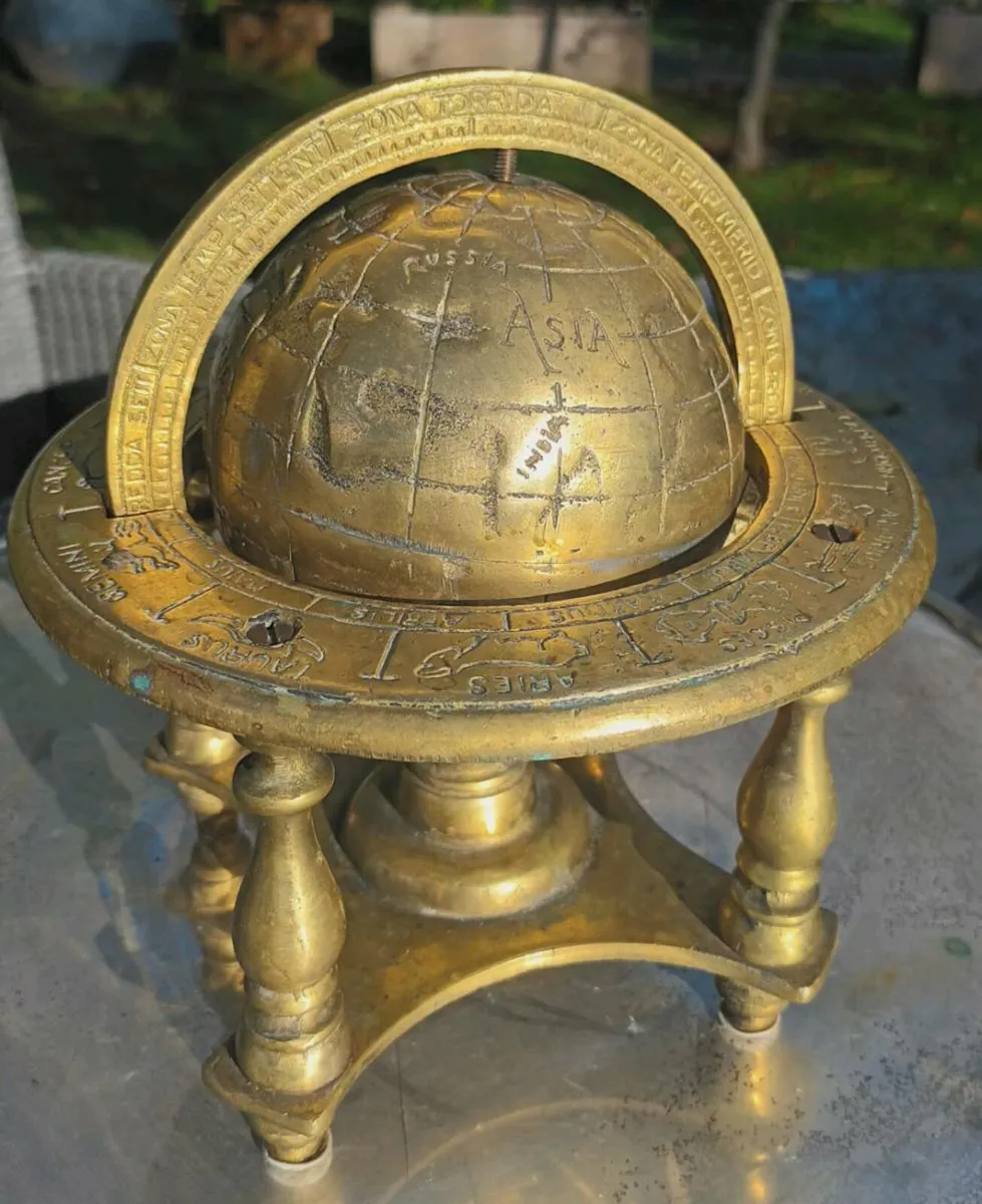 V heavy brass globe, vintage  D18 - Image 1
