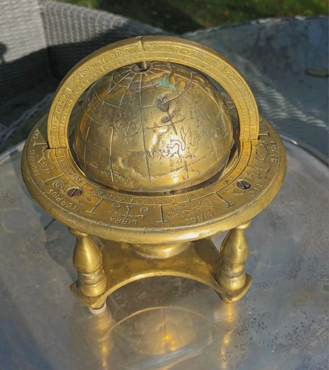 V heavy brass globe, vintage  D18 - Image 2