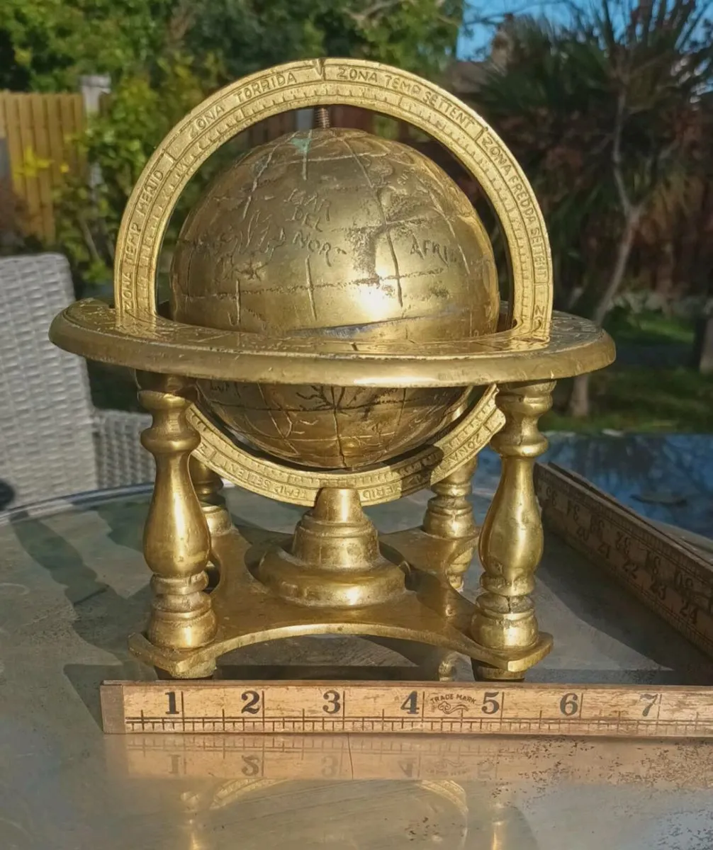 V heavy brass globe, vintage  D18 - Image 3