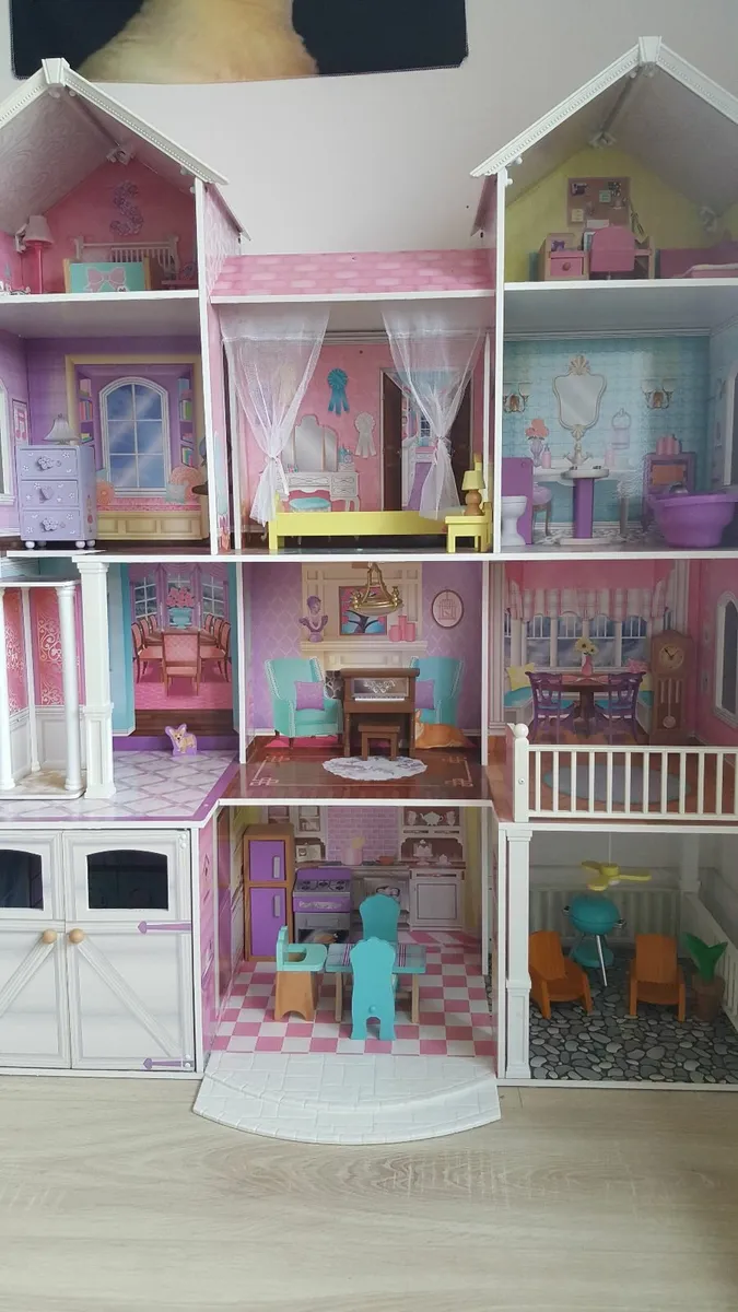 Doll House with accessories - Image 2