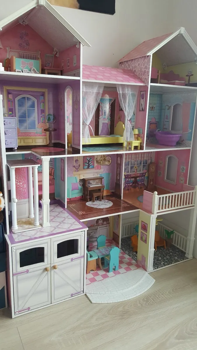 Doll House with accessories - Image 1