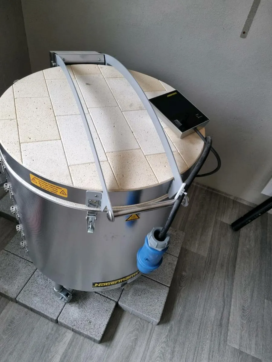 Pottery wheel and killn - Image 2