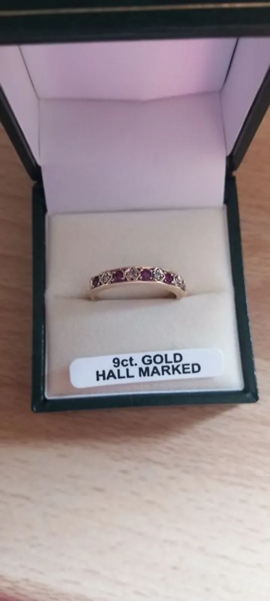 9ct gold garnet ring size O - Image 1