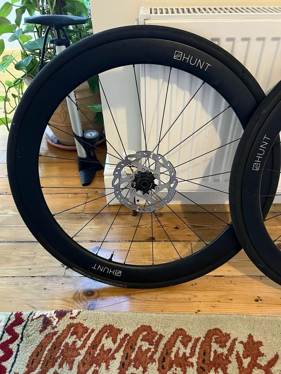 Hunt Carbon 50mm Aero Disc Brake TUBELESS Setup - Image 2