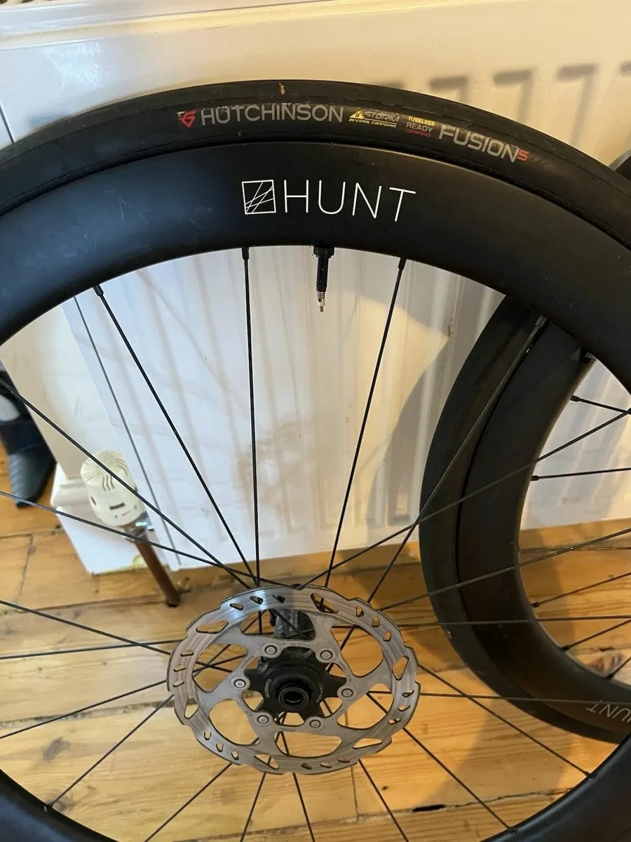Hunt Carbon 50mm Aero Disc Brake TUBELESS Setup - Image 3