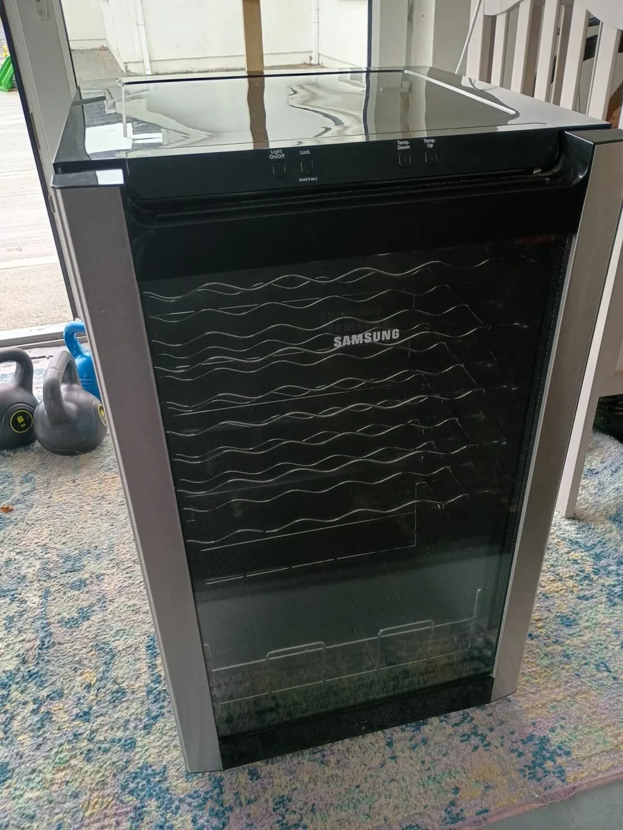 Wine fridge - Image 1