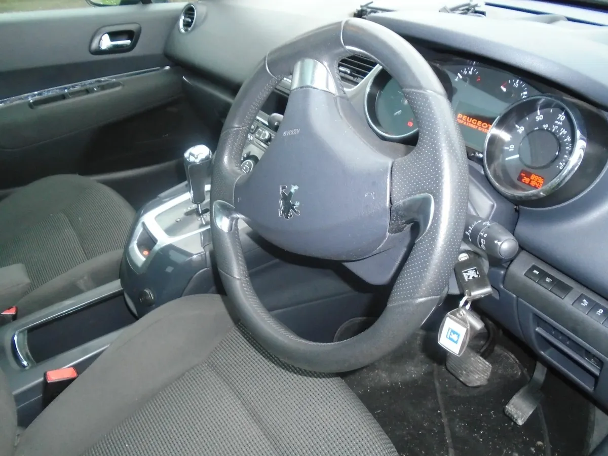 7 Seater Peugeot 5008 - Image 3