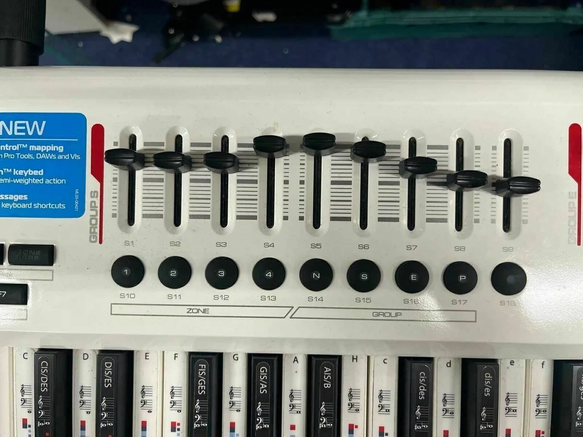 Axiom Pro 61 MIDI Controller - Image 3