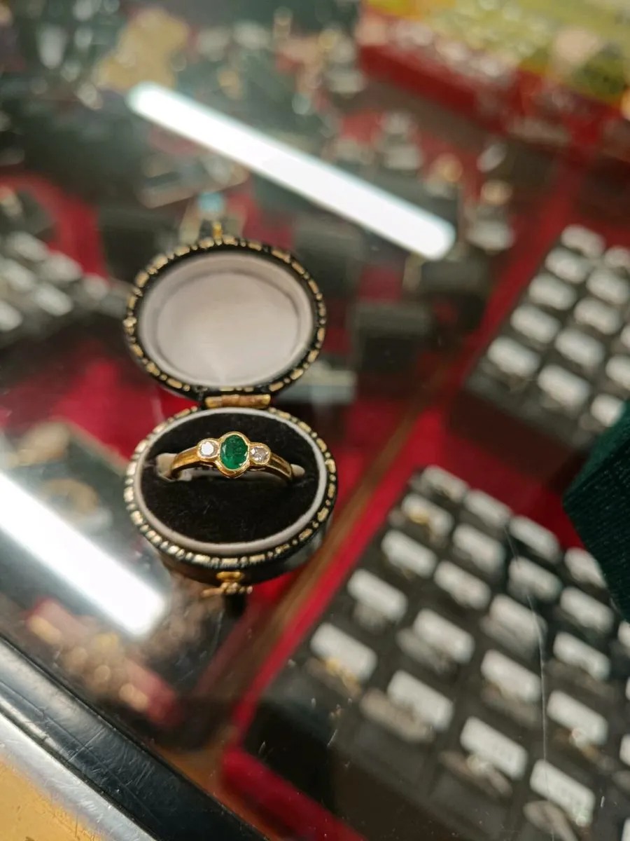 18k Yellow Gold Emerald & Diamond Ring - Image 1