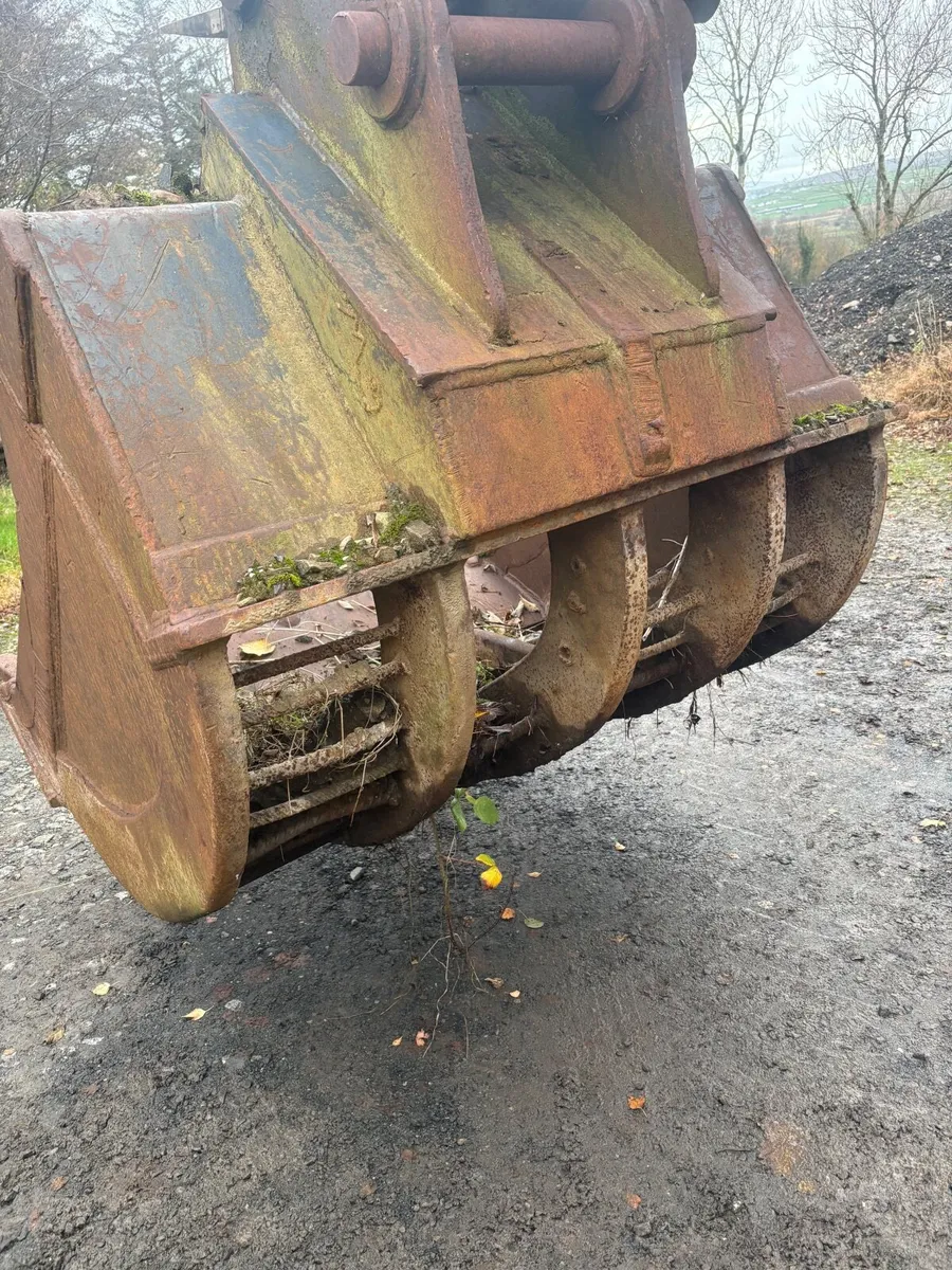 Digger bucket  80 mm pin - Image 2