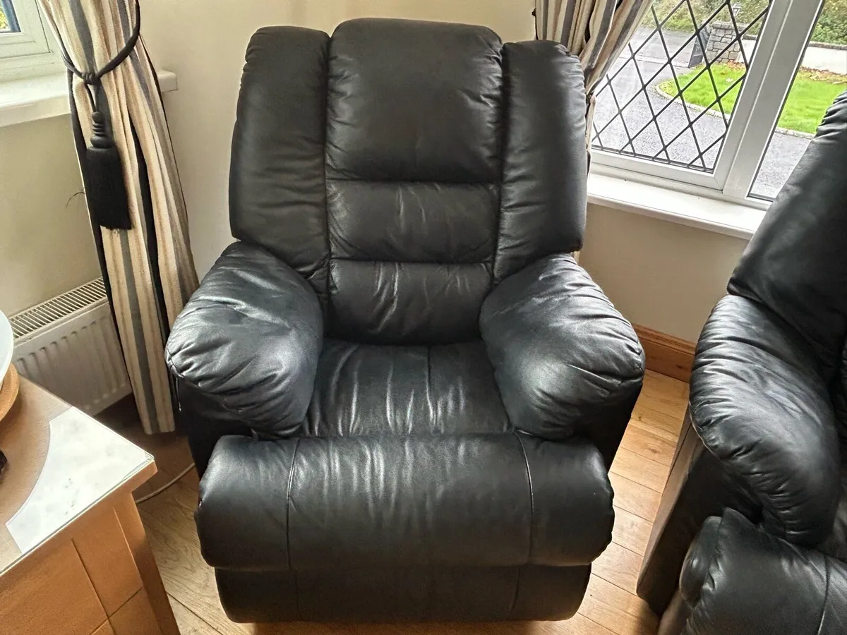 Leather style couch + 2 Recliners - Image 4