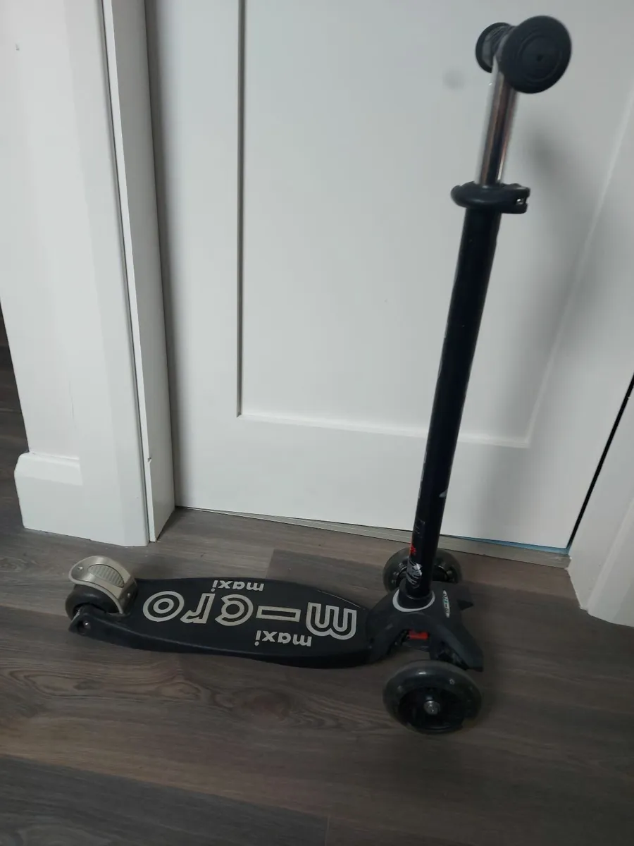 Scooter Micro Maxi : Blue or Black - Image 1