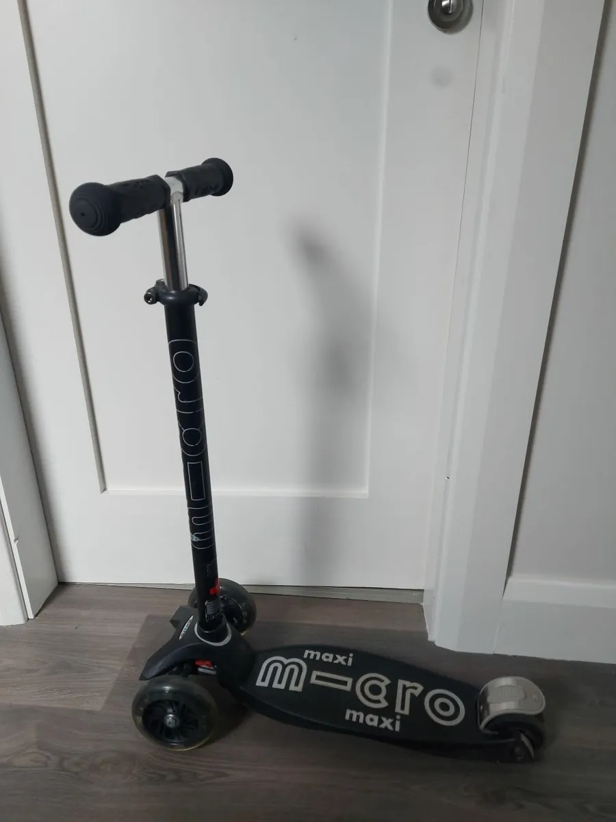 Scooter Micro Maxi : Blue or Black - Image 2